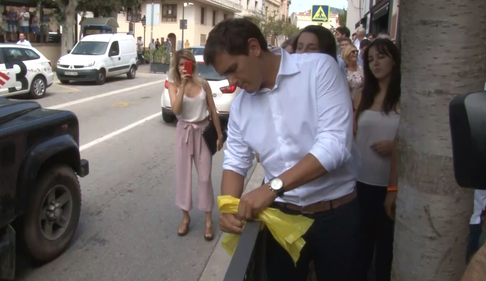 Unionist Ciutadans party leader Albert Rivera removing yellow ribbons in Alella on August 29, 2018 (by ACN)